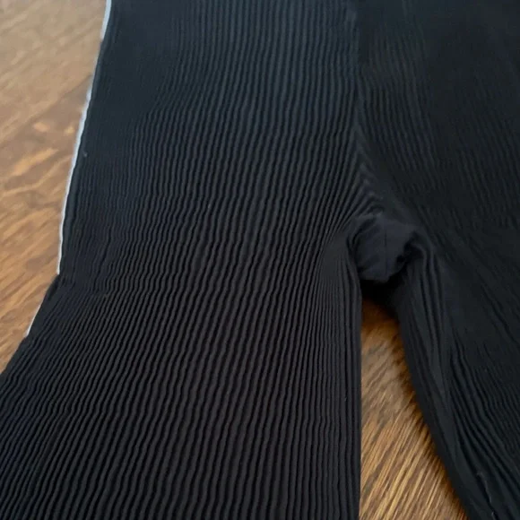 Issey Miyake Black Pleated Ribbed Leggings with White Trim - Picture 2 of 3